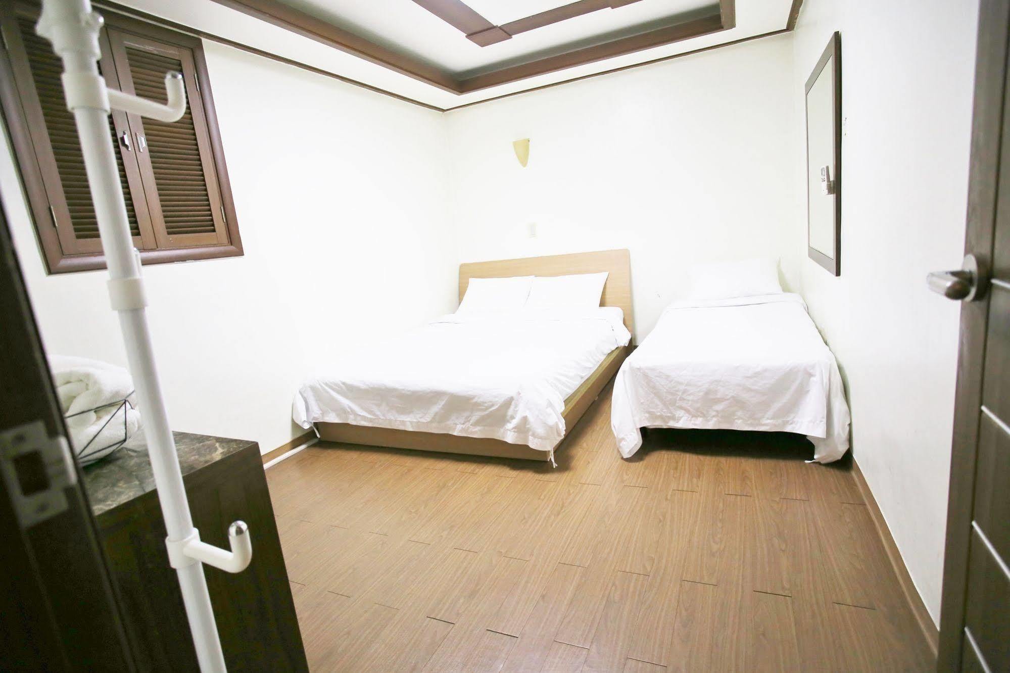 Sinchon Sisters Hostel Seoul Eksteriør bilde