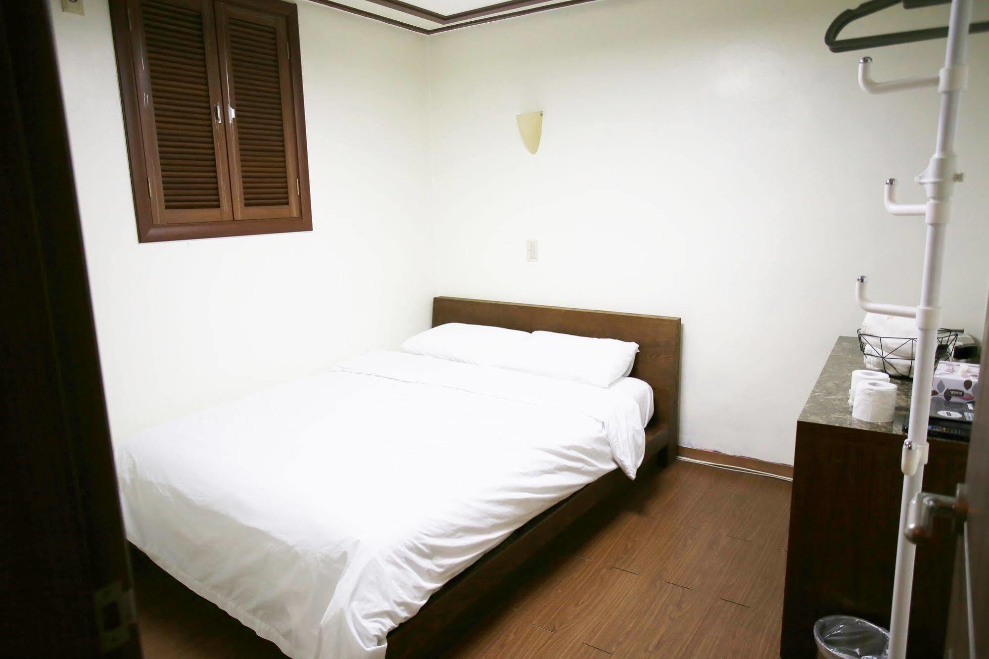 Sinchon Sisters Hostel Seoul Eksteriør bilde